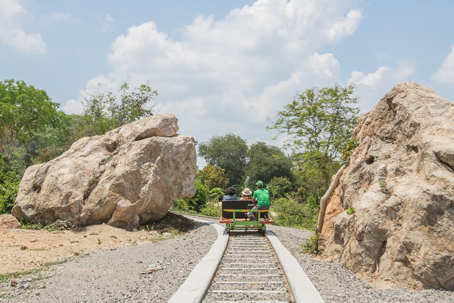 【柬埔寨旅遊】馬德望：世界第一等竹火車（直播）體驗人車合一用腳煞車的奔馳快感 - LUCAS阿嬤愛旅行