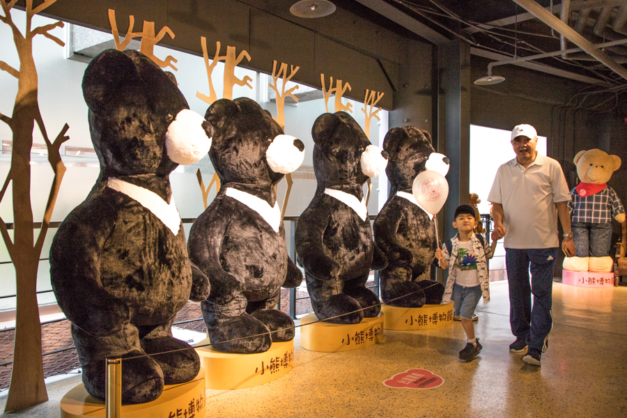 2019新竹關西（親子景點）小熊博物館-亞洲最大「小熊」主題博物館（營業 票價 交通 DIY），手作小熊體驗套票最超值。收錄3000隻世界各國小熊，歡迎親子定位亂入，跟小熊拍照喔！ - LUCAS阿嬤愛旅行