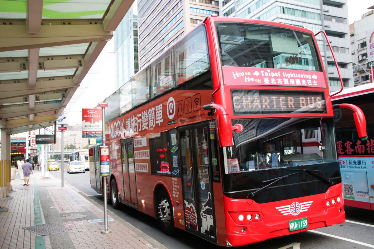 祖孫親子旅遊不可錯過的都會小旅行!台北市雙層觀光巴士(紅線),認識台北的18個亮點.看到最暢銷的紀念品,就敗吧 - LUCAS阿嬤愛旅行