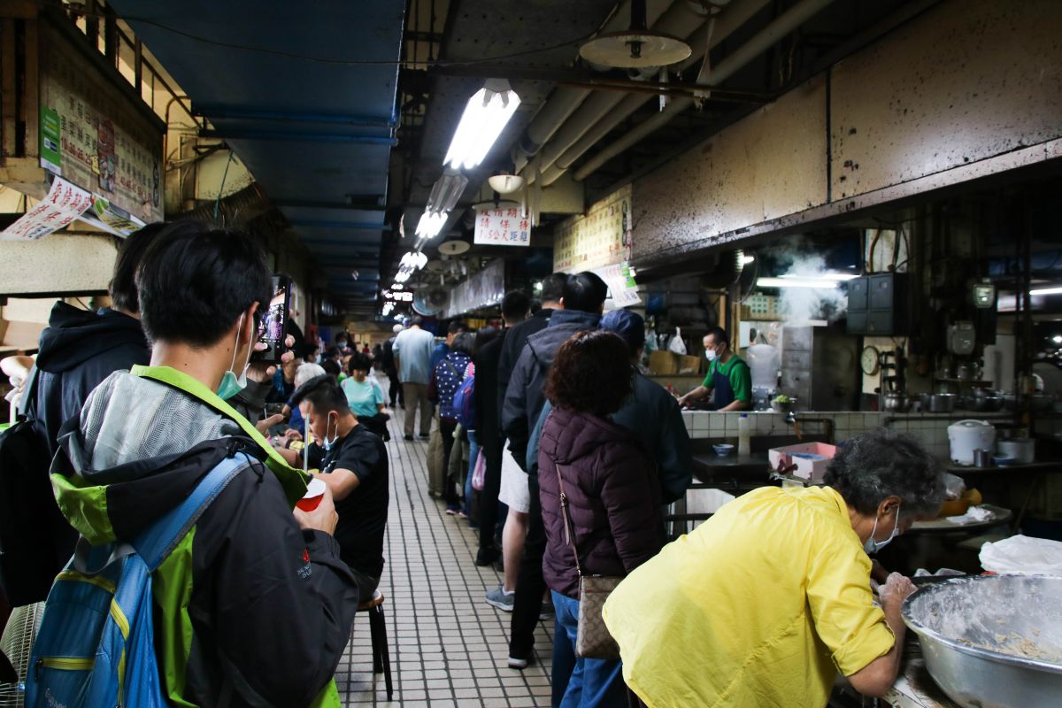 台北滷肉飯-北投市場矮仔財滷肉飯,從二樓排隊到一樓也一定要吃到的銅板美食,熟齡旅遊 - LUCAS阿嬤愛旅行