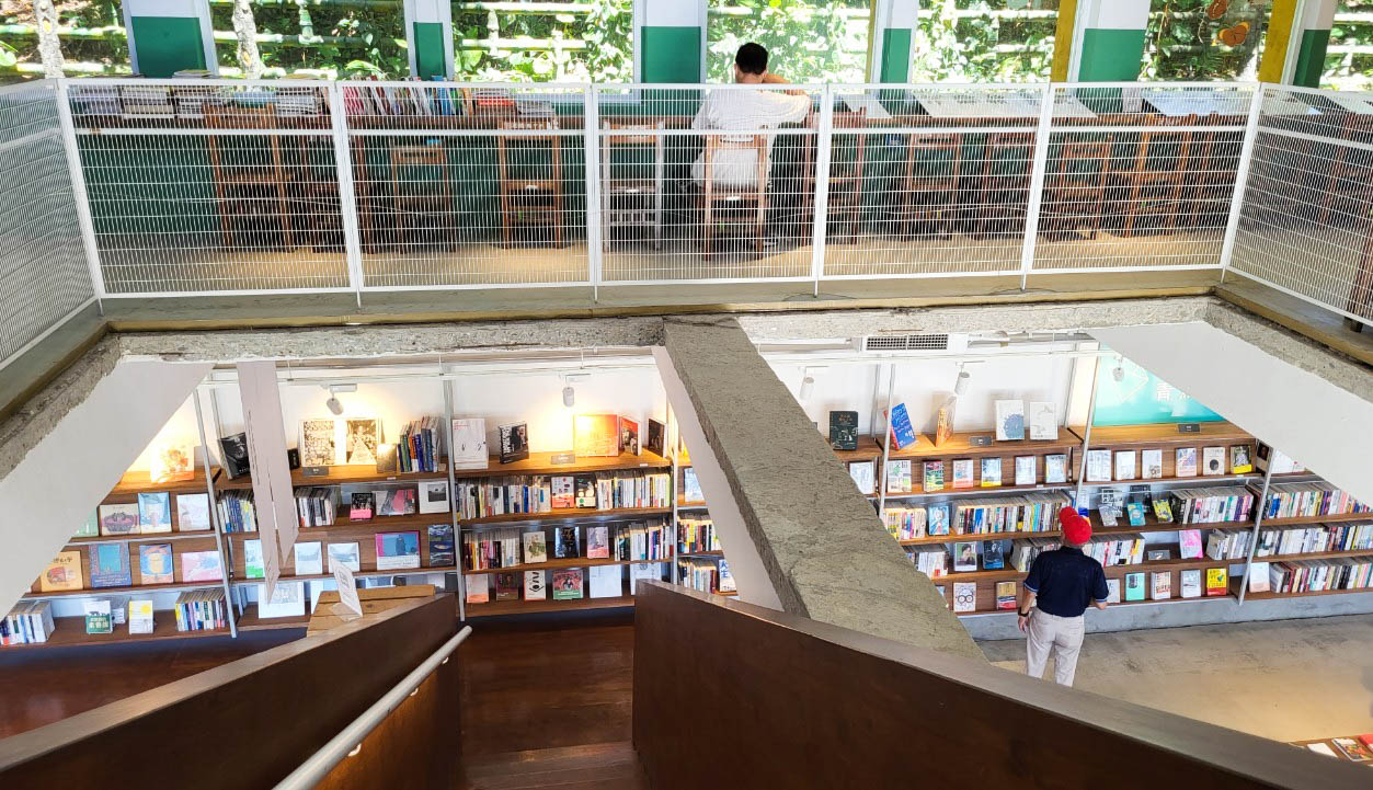 （基隆）太平青鳥書店-KEELUNG地標旁，與基隆港山海對望。讀一冊書飲一口茶，當一日基隆文青 - LUCAS阿嬤愛旅行