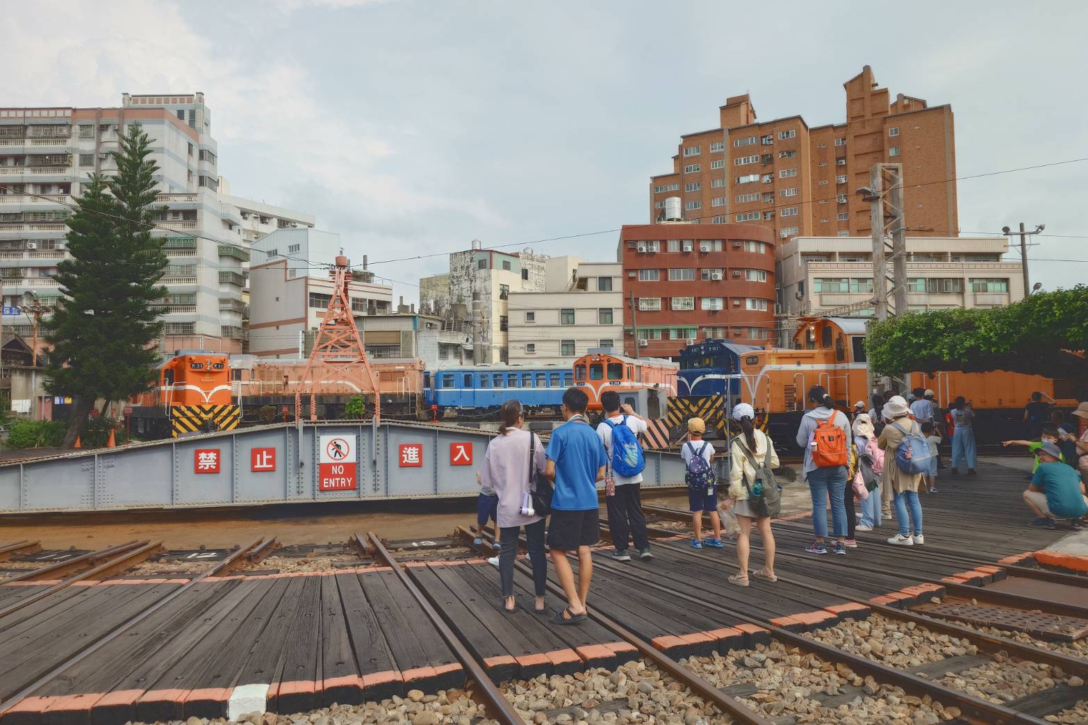 彰化扇形車庫 全台唯一蒸汽火車的火車頭旅館 鐵道旅遊免費景點 - LUCAS阿嬤愛旅行