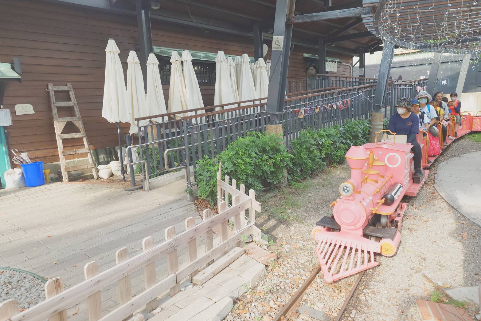 彰化扇形車庫 全台唯一蒸汽火車的火車頭旅館 鐵道旅遊免費景點 - LUCAS阿嬤愛旅行