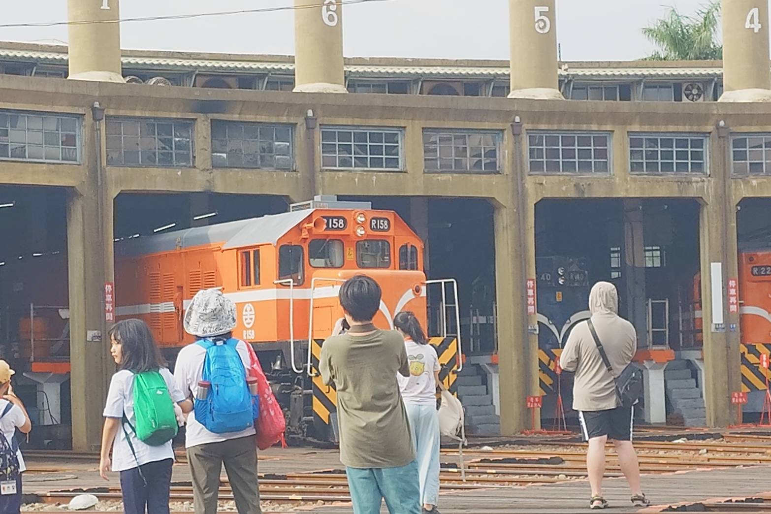 彰化扇形車庫 全台唯一蒸汽火車的火車頭旅館 鐵道旅遊免費景點 - LUCAS阿嬤愛旅行