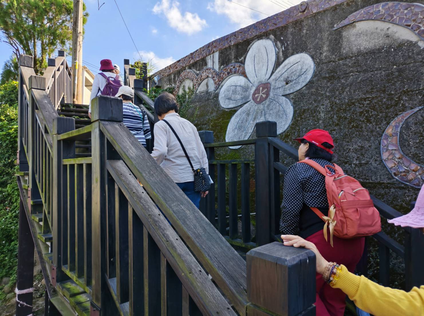一日遊苗栗三灣/獅潭:落羽松.仙草花.新店老街.宮崎駿密道.客家美食 - LUCAS阿嬤愛旅行 一日遊苗栗三灣/獅潭:落羽松.仙草花.新店老街.宮崎駿密道.客家美食 - LUCAS阿嬤愛旅行